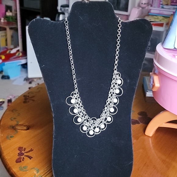 Chain link and pearl necklace